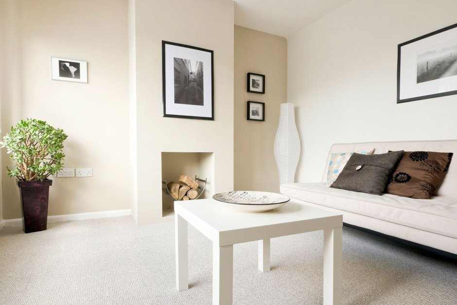 Светло серый пол и бежевые стены