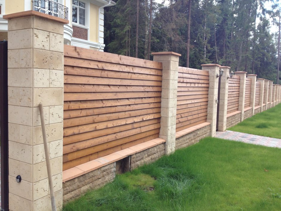 Деревянный забор с бетонными столбами