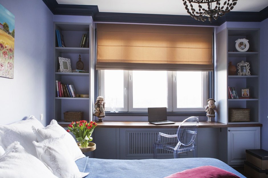 Письменный стол у окна