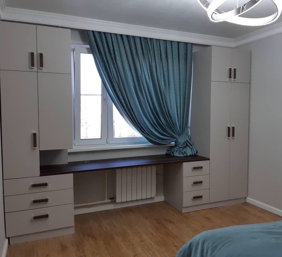 Стол у окна в детской