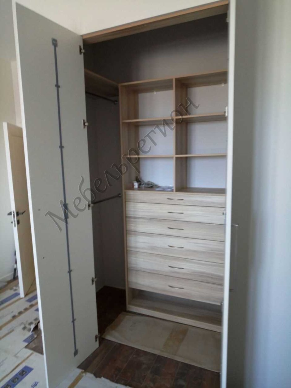 Шкаф в нише с распашными дверями