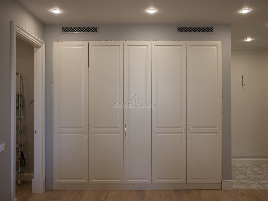 Распашной шкаф в нише
