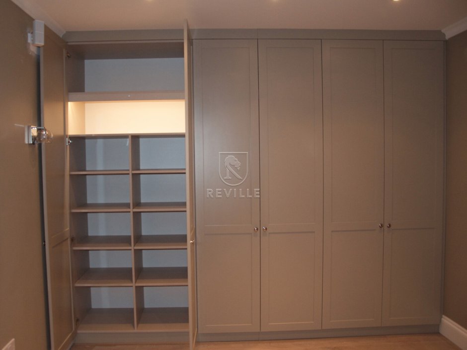 Встроенные распашные шкафы в нишу
