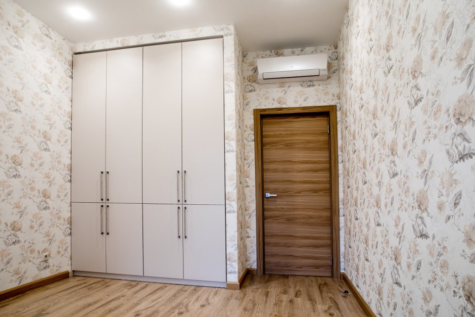 Шкаф в нишу с распашными дверями