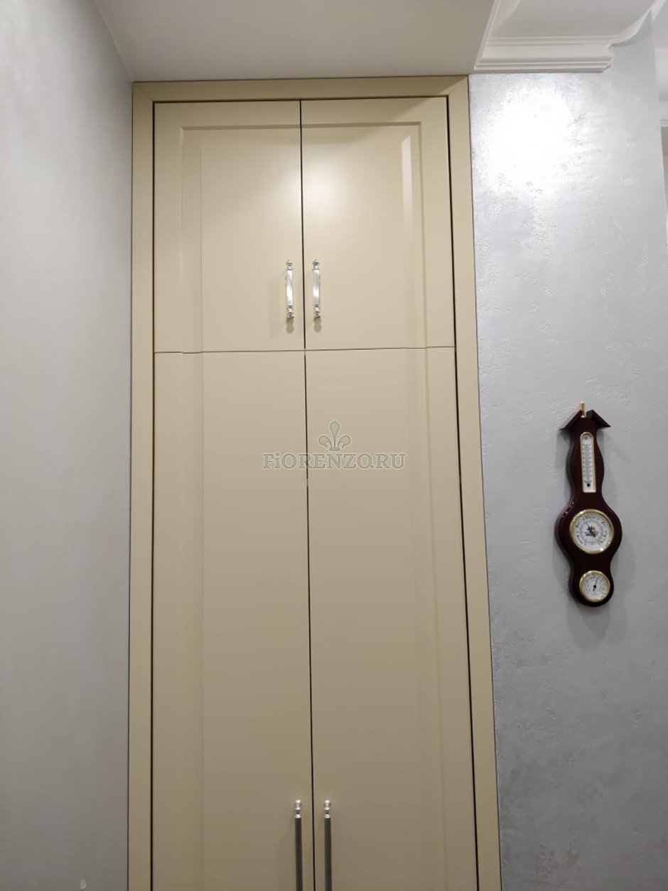 Шкаф в нишу с распашными дверями