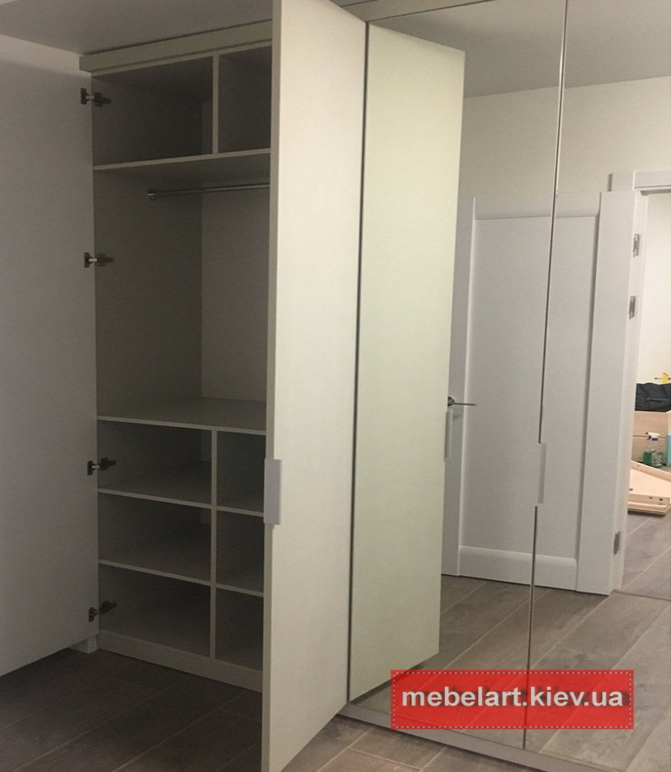 Встроенный распашной зеркальный шкаф в нишу