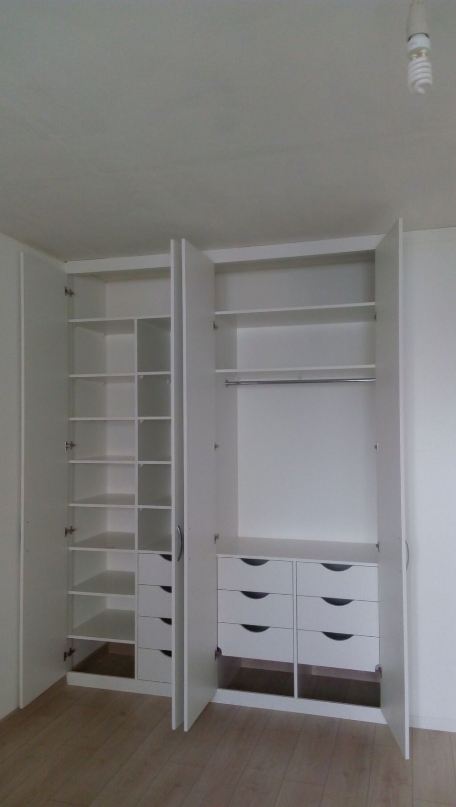 Встроенный распашной шкаф в нишу