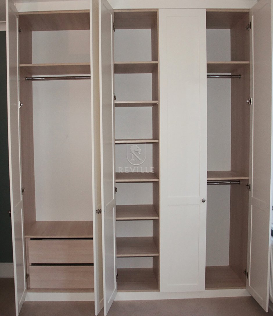 Шкаф встроенный в нишу с распашными дверями