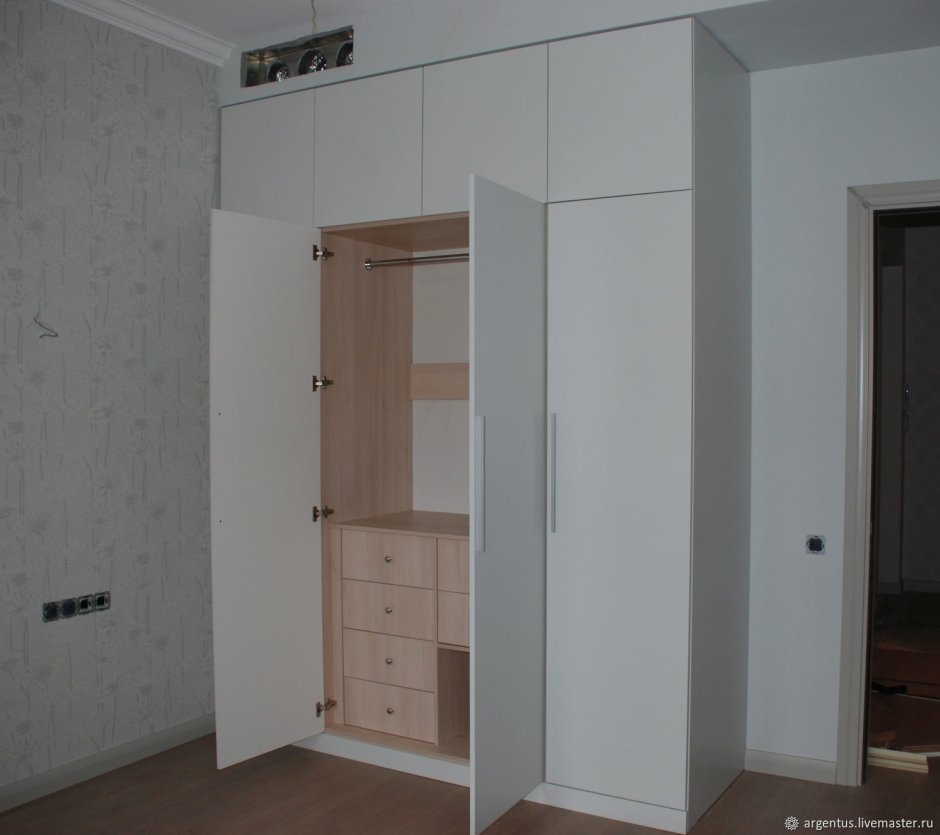 Встроенные шкафы с распашными дверями