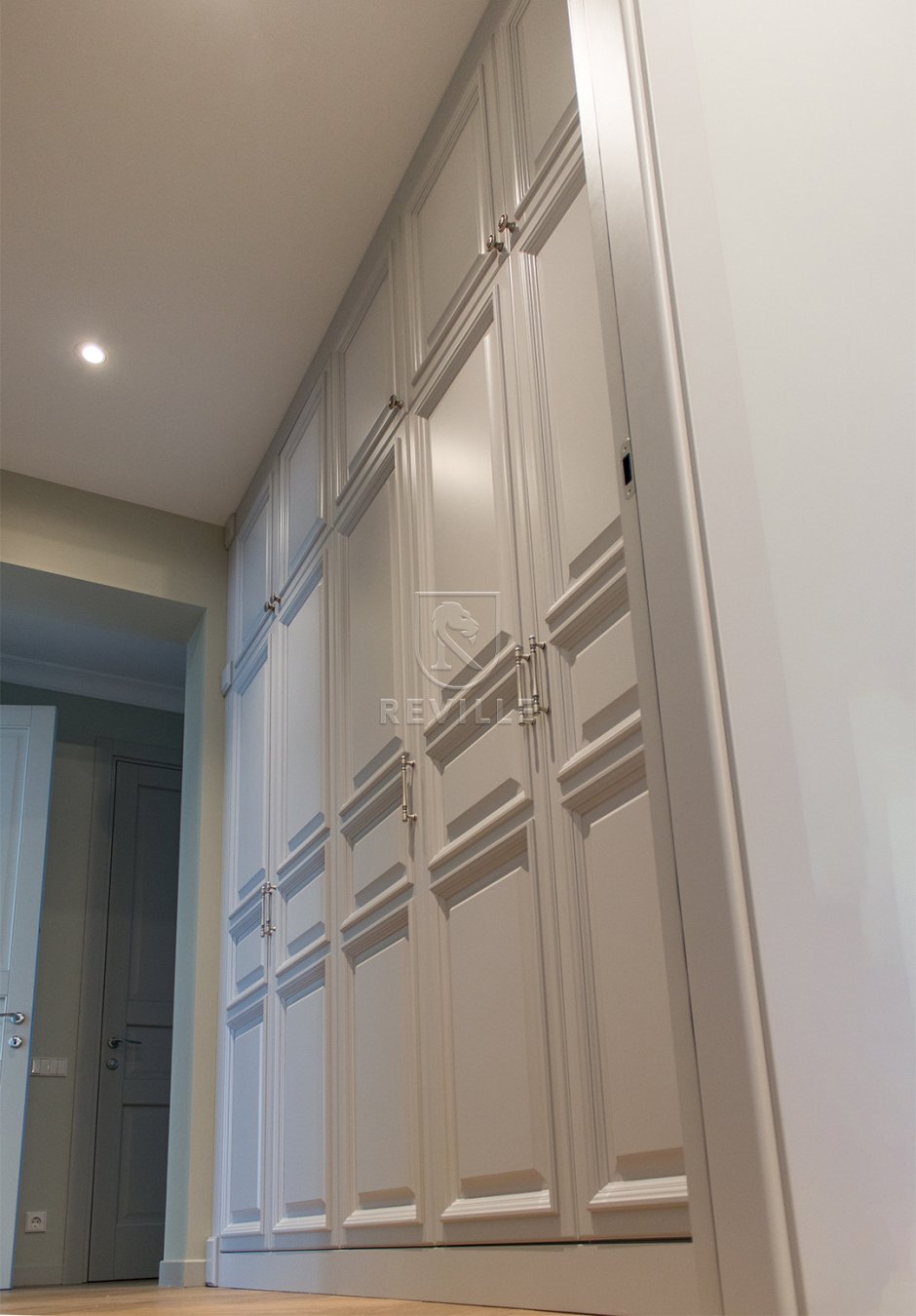 Встроенный шкаф в нише с распашными дверями своими