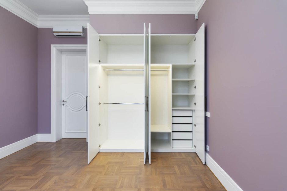 Встроенный распашной шкаф в нишу