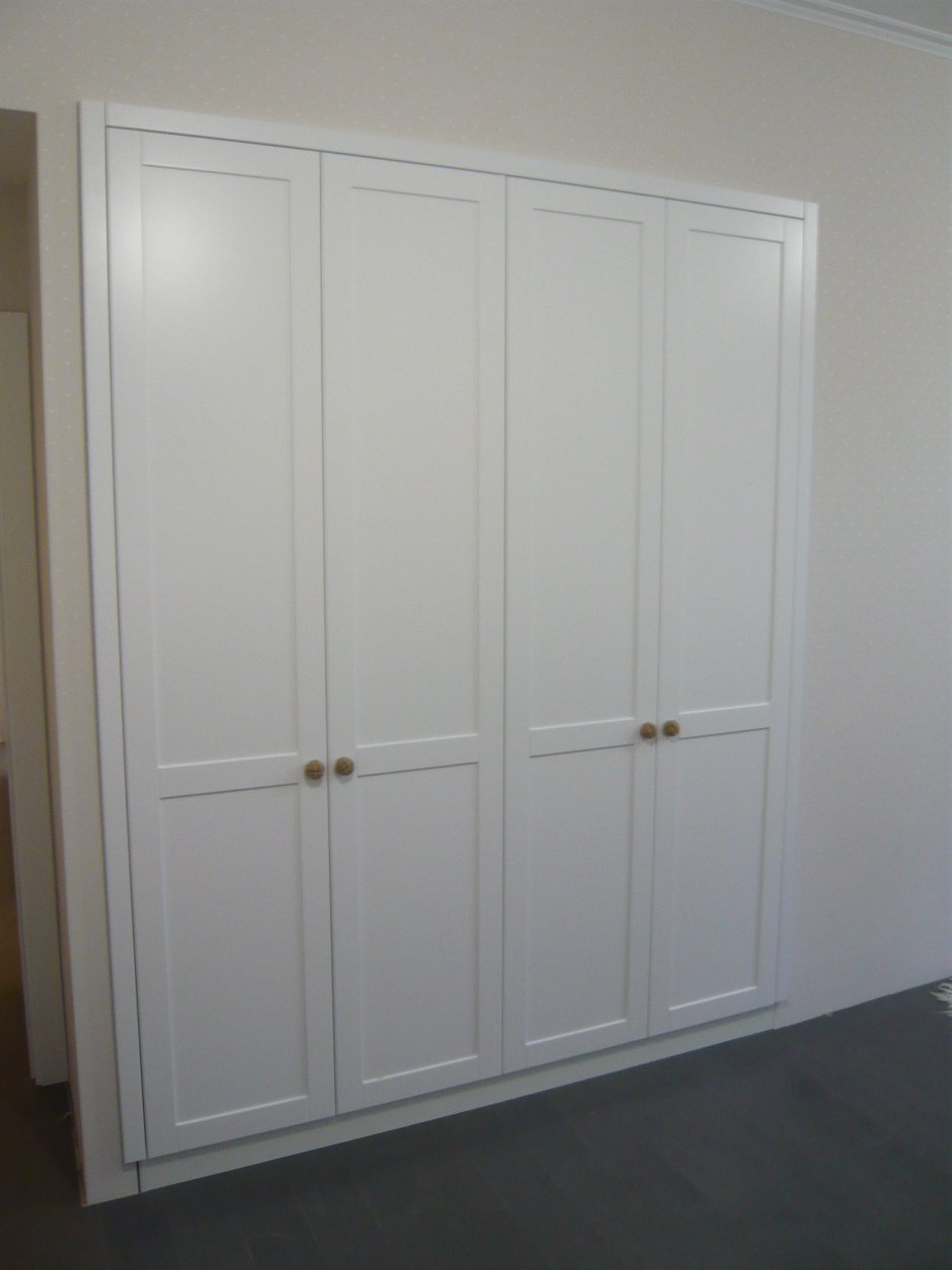 Шкаф встроенный в нишу с распашными дверями