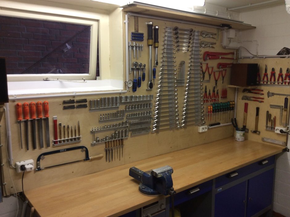 Верстак с инструментами в гараже