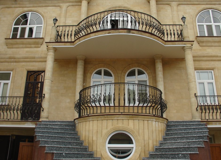 Полукруглый балкон в частном доме