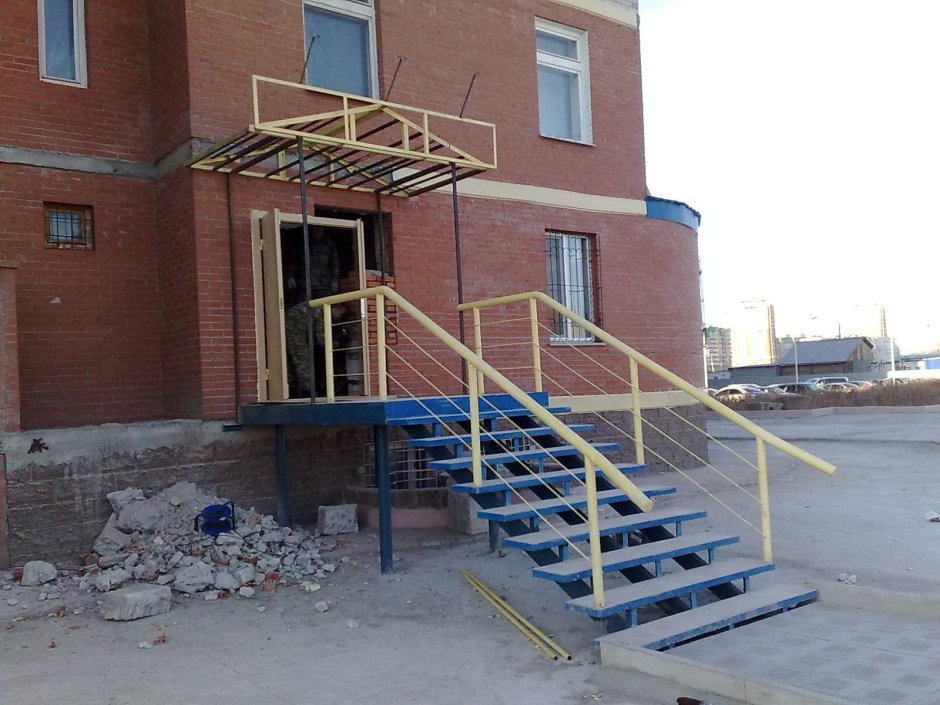 Входная лестница в подъезд