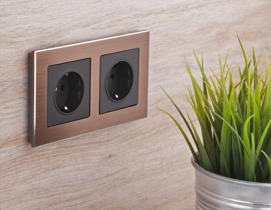 Розетки на фартуке кухни