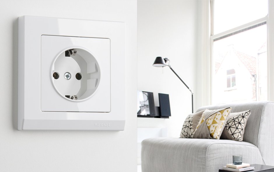 Гостиная с черными стенами и белыми стенами контраст