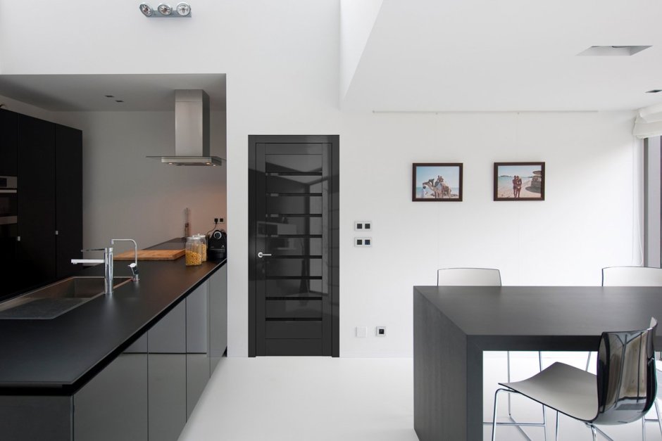 Розетка и выключатель на белой стене