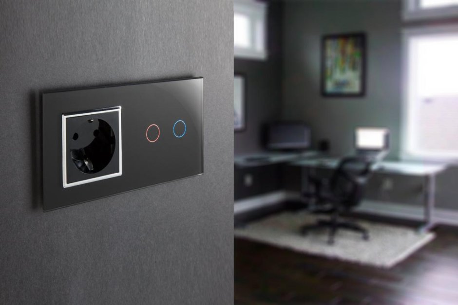 Белая кирпичная стена и освещение