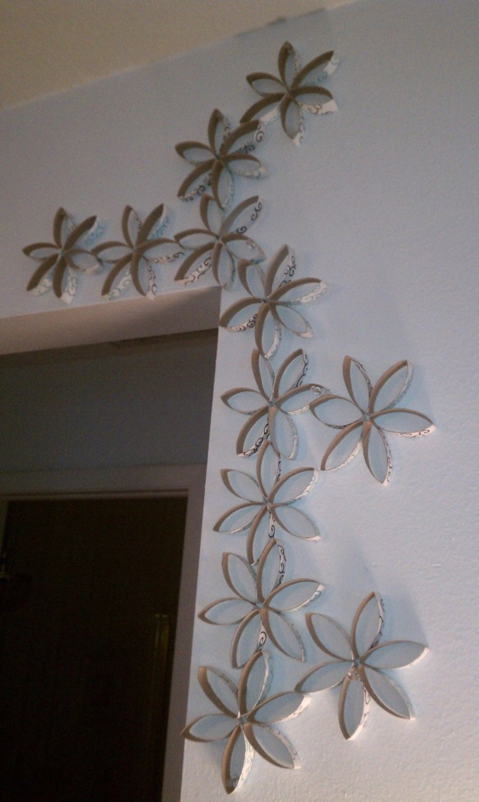 Декор из втулок на стену