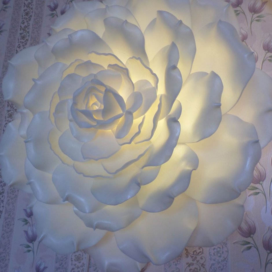 Роза из изолона светильник на плафоне