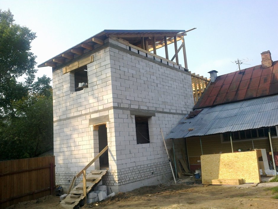 Двухэтажная пристройка к дому из пеноблоков