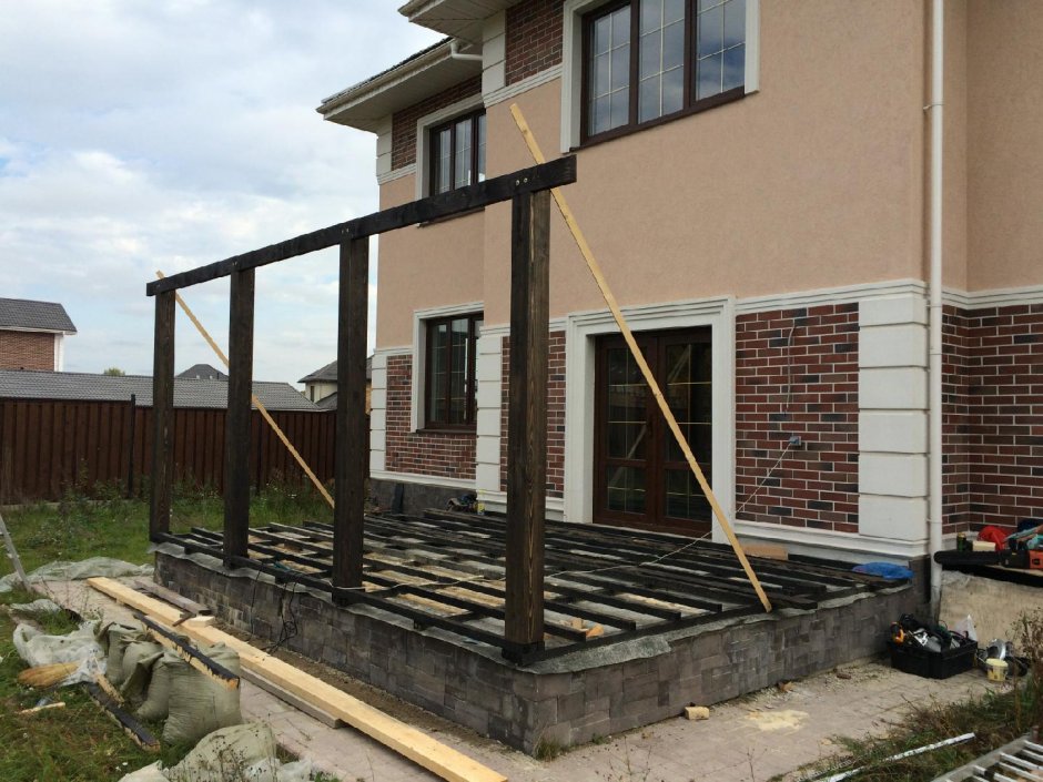 Деревянная терраса к дому из газобетона