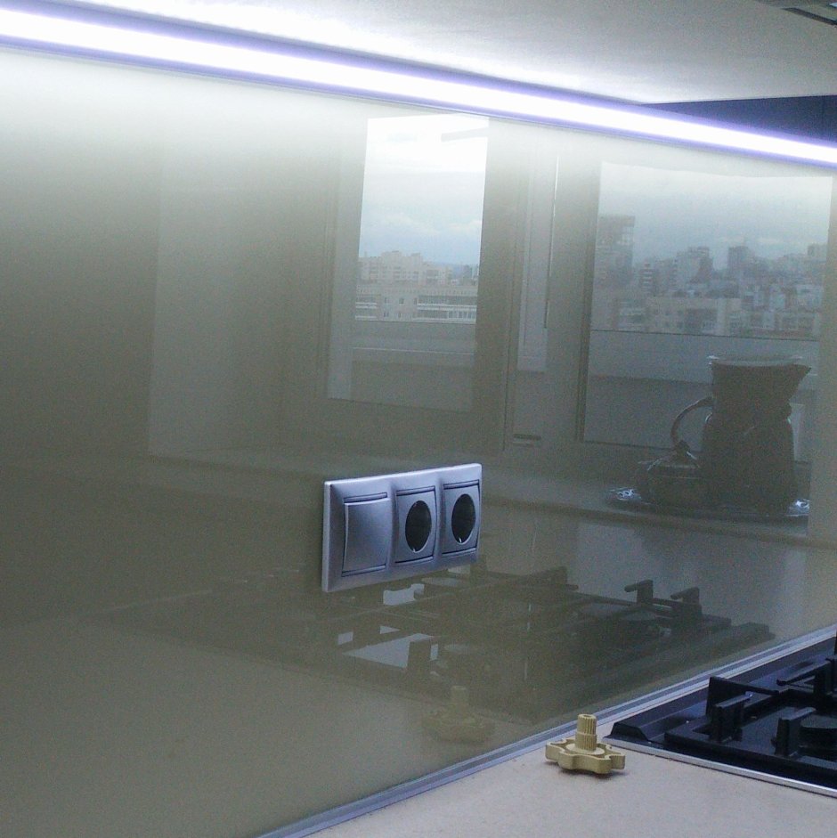 Розетки на стеклянном фартуке