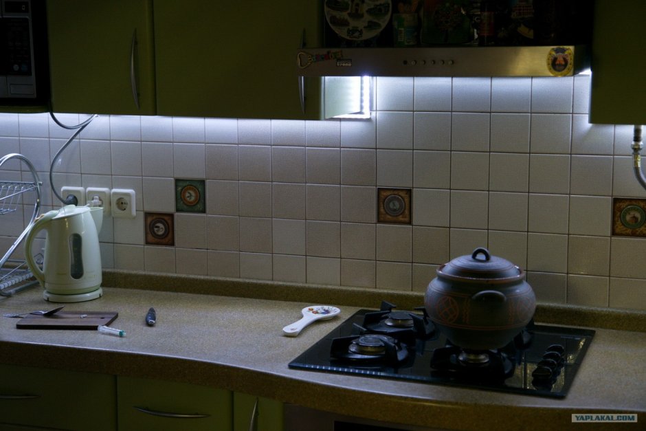 Светодиодная лента на кухне под вытяжкой