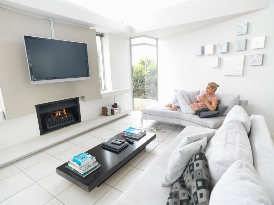 Диван напротив телевизора