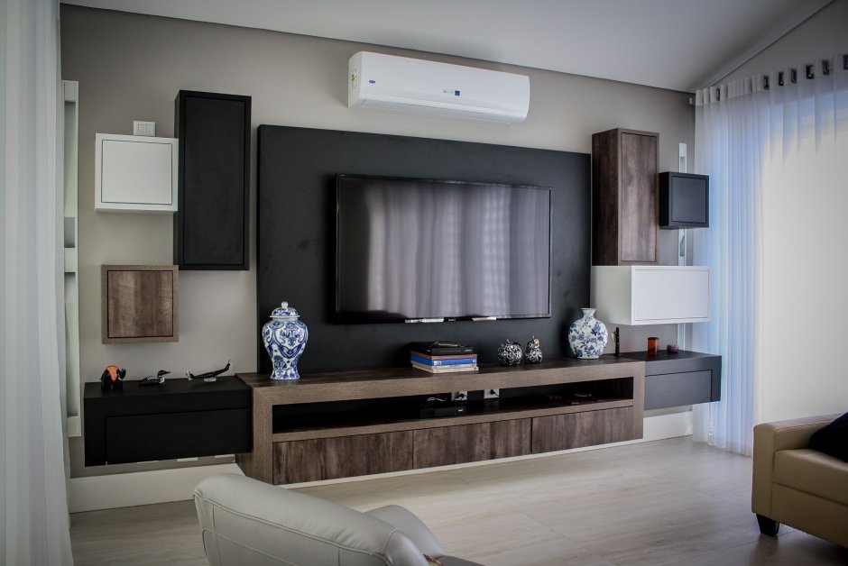 Кондиционер над телевизором в гостиной