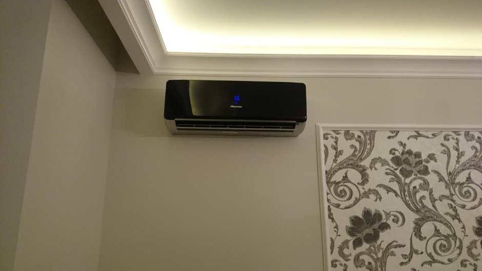 Черный кондиционер в интерьере