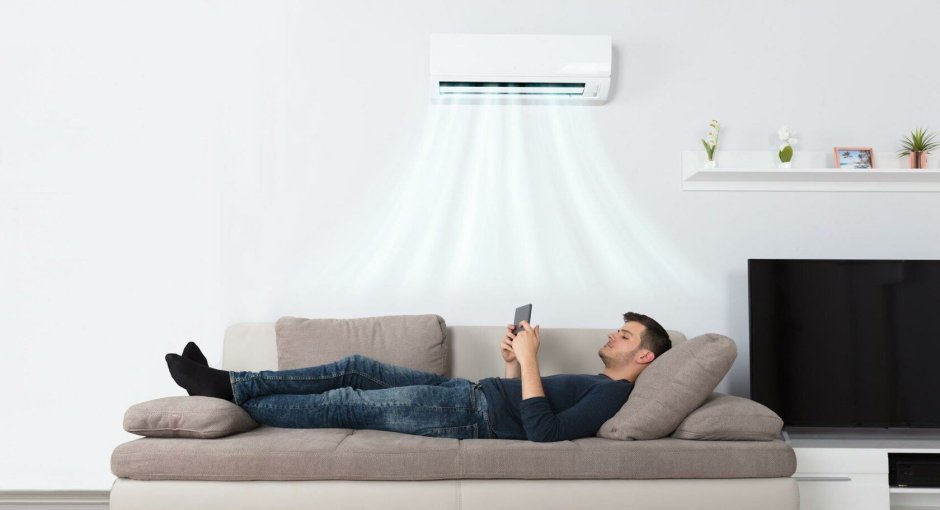 Кондиционер над диваном