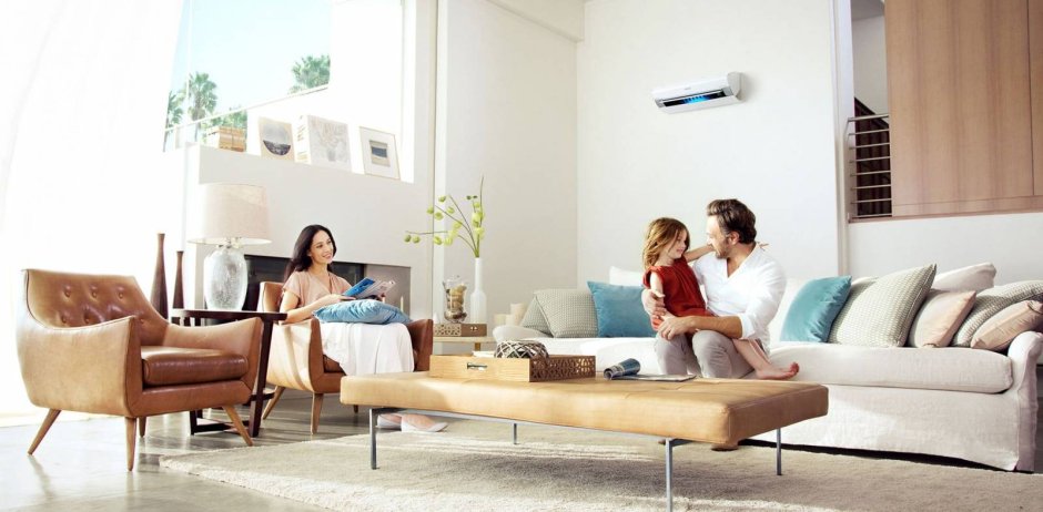 Кондиционер в гостиной доме с людьми