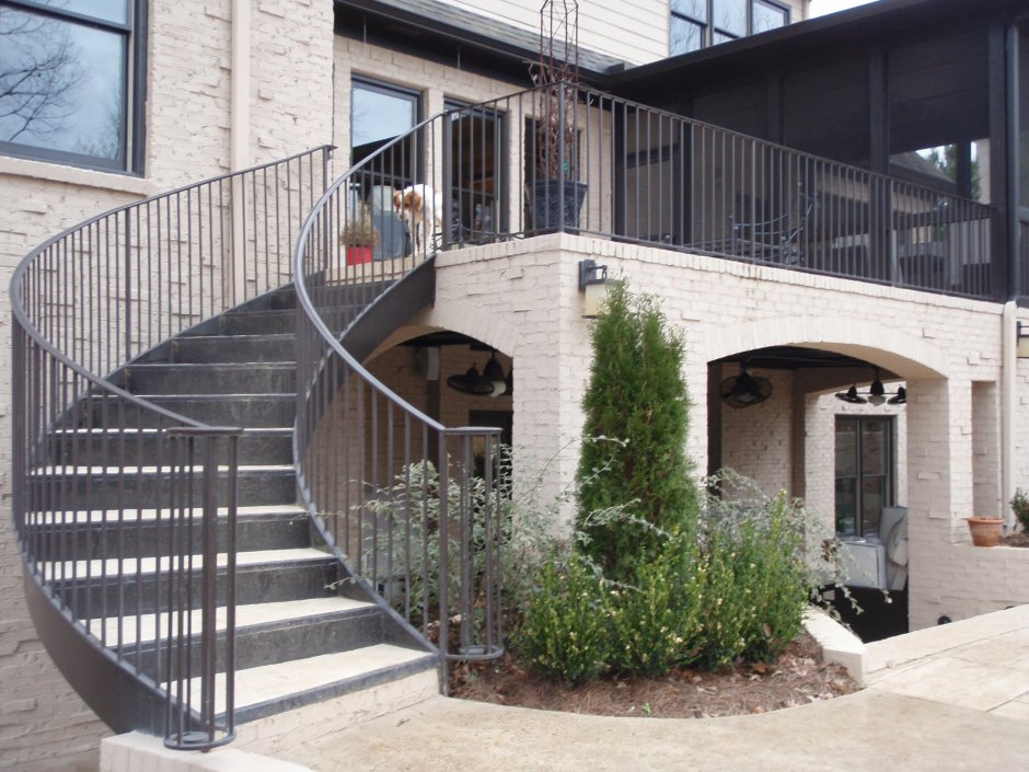 Наружная круглая лестница