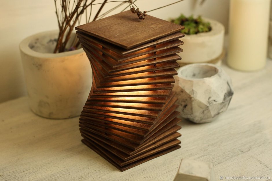 Настольный светильник из дерева