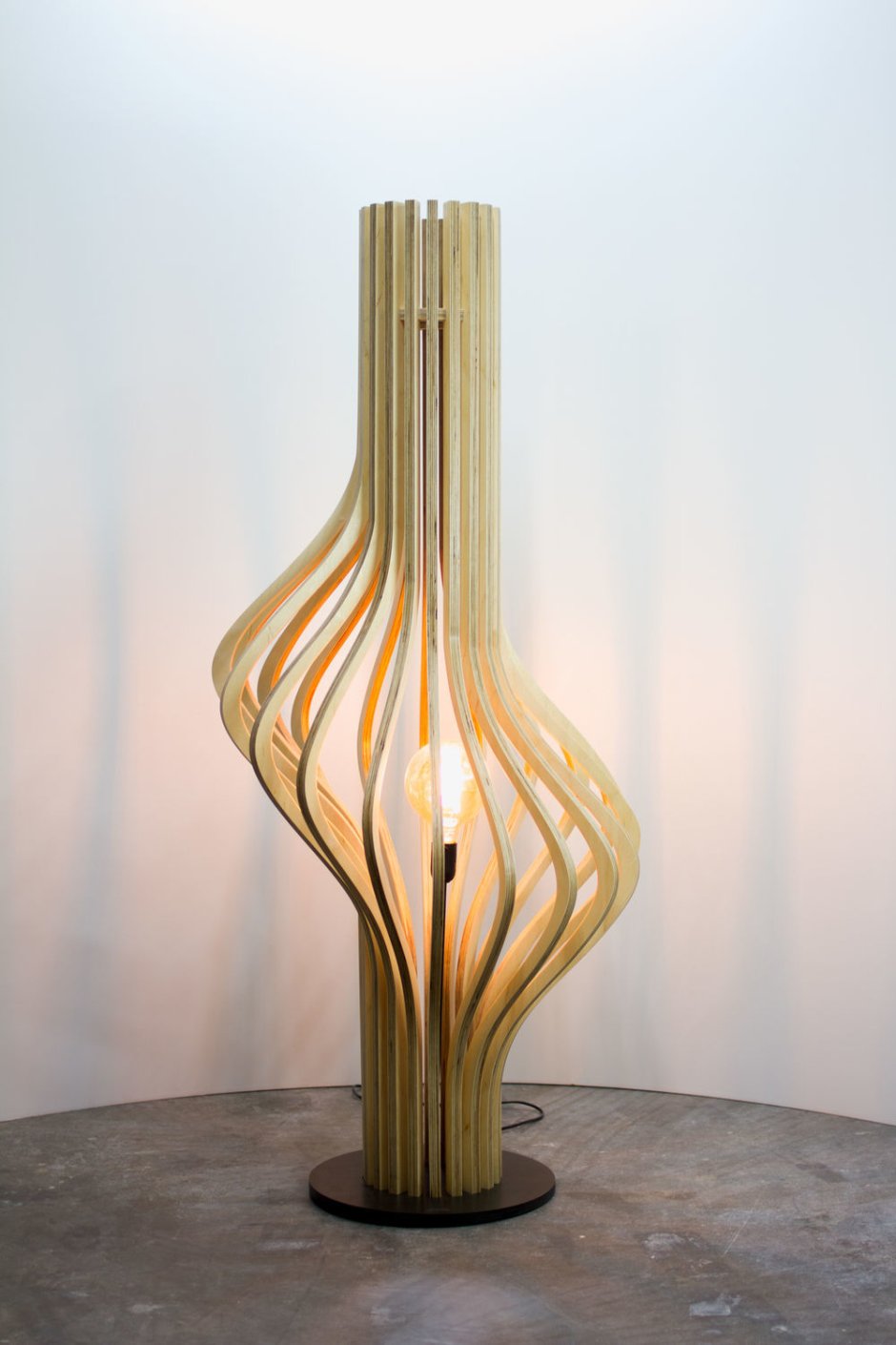 Напольный светильник из фанеры