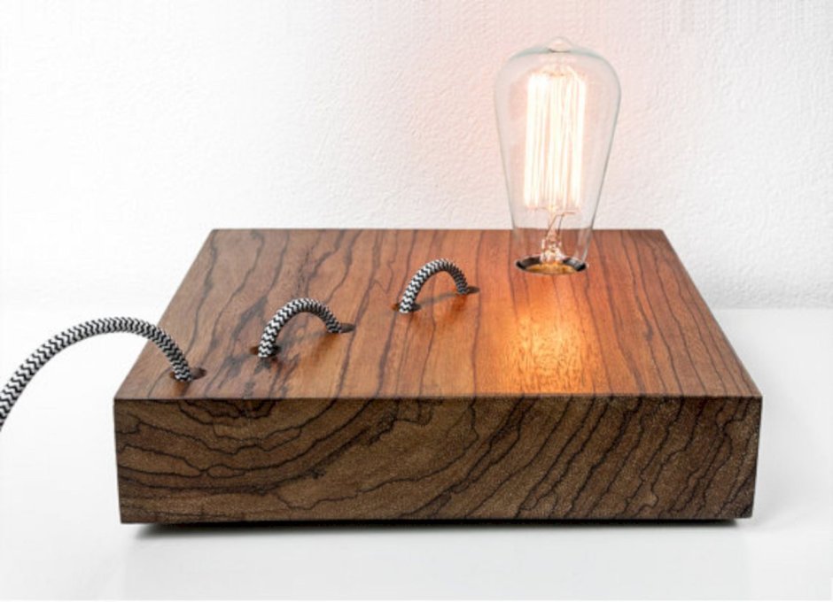 Ветильн к лампочки с деревяшкой