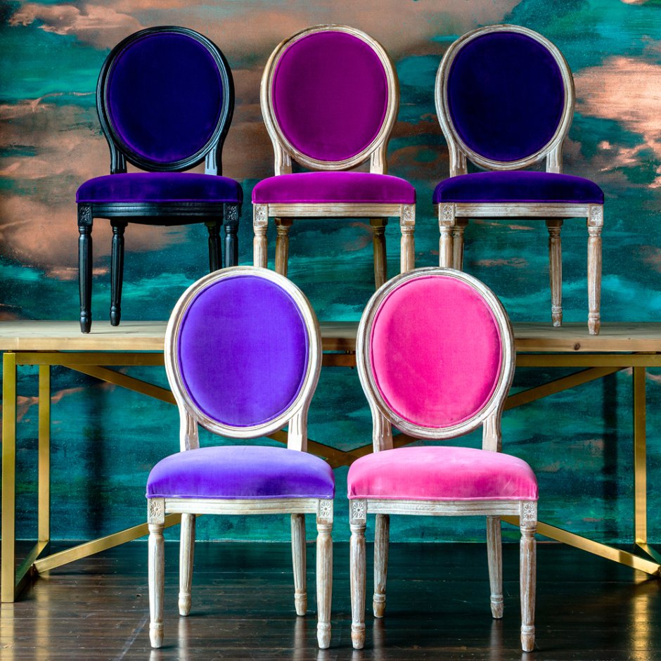 Разноцветные стулья в интерьере