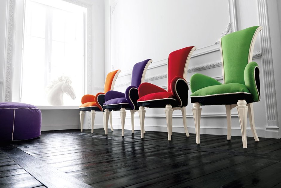 Цветные стулья в интерьере