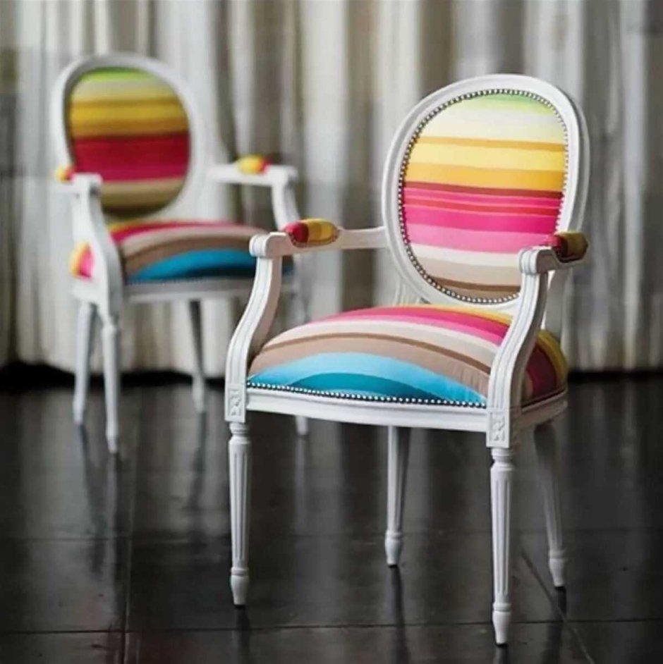Цветные стулья