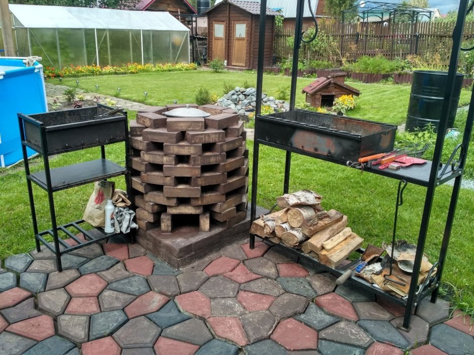 Зона барбекю с мангалом