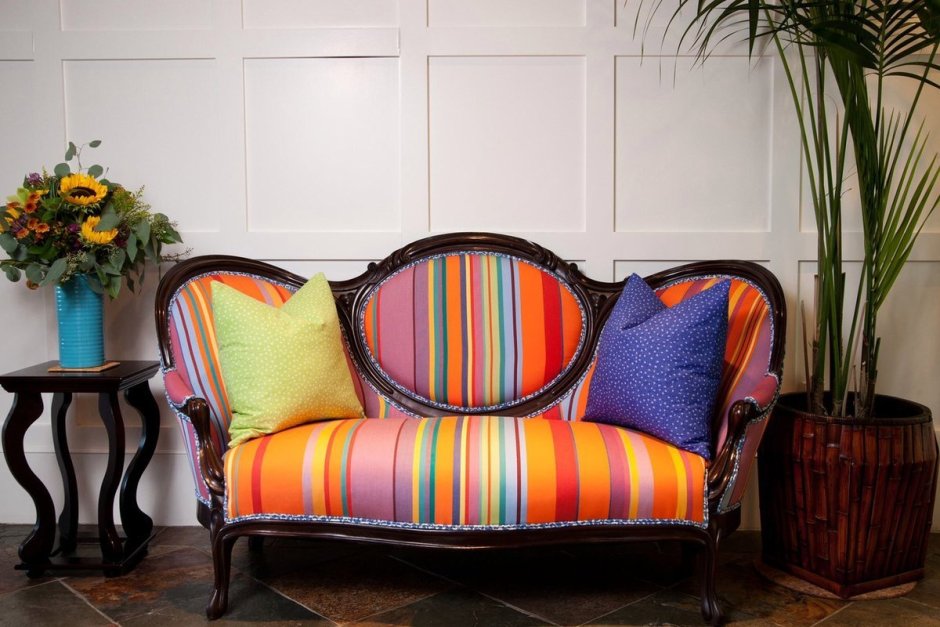 Разноцветные стулья в интерьере