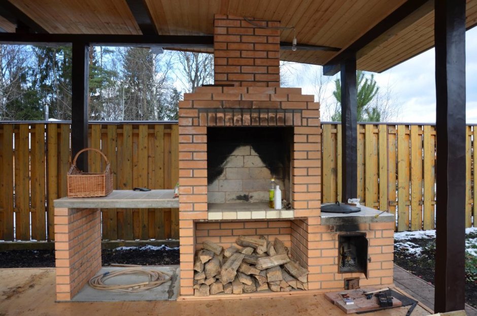 Кирпичный мангал под навесом