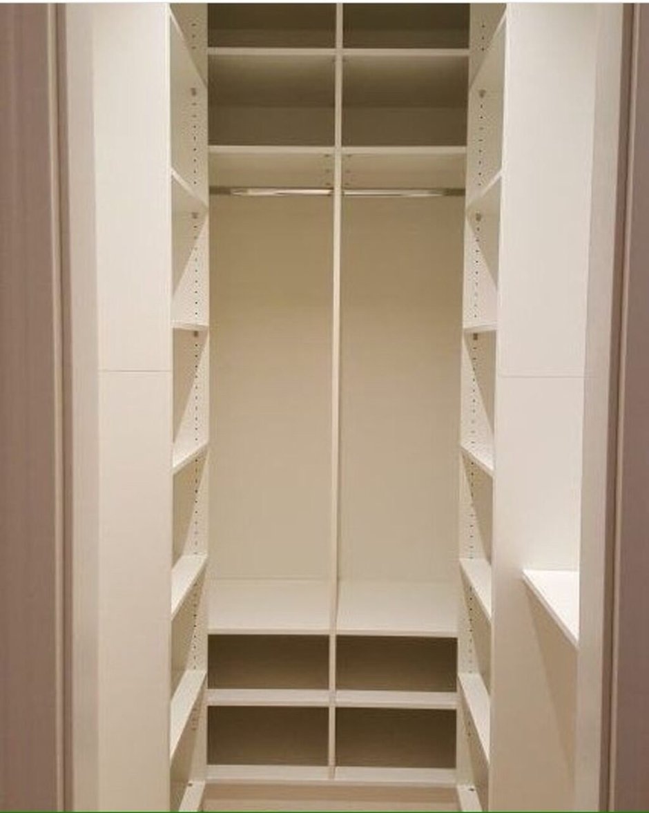 Узкая гардеробная из кладовки