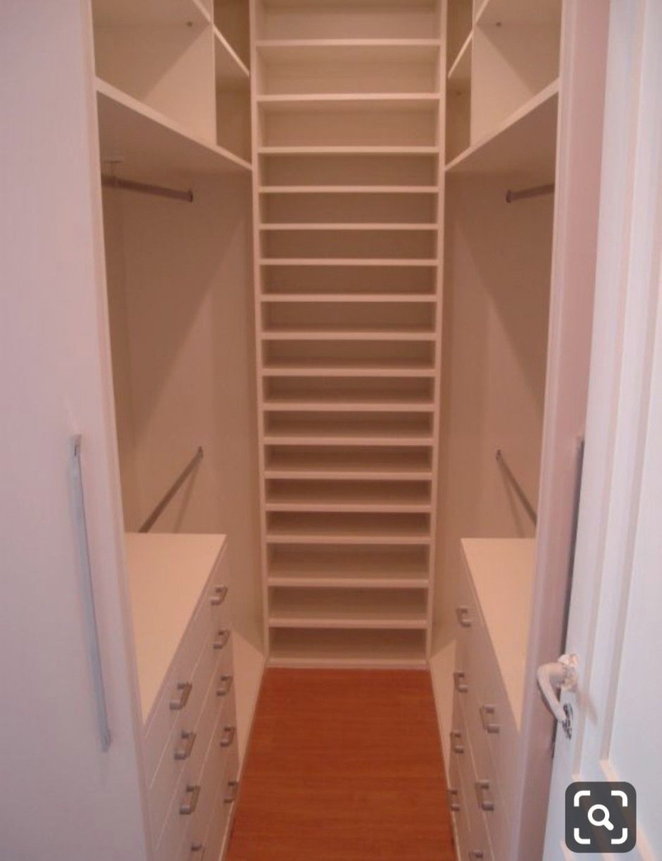 Гардеробная в узкой кладовке