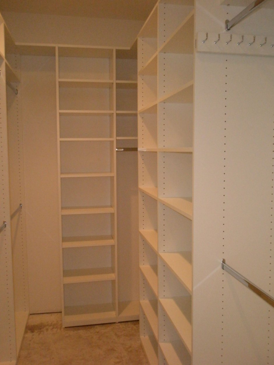 Узкая гардеробная из кладовки