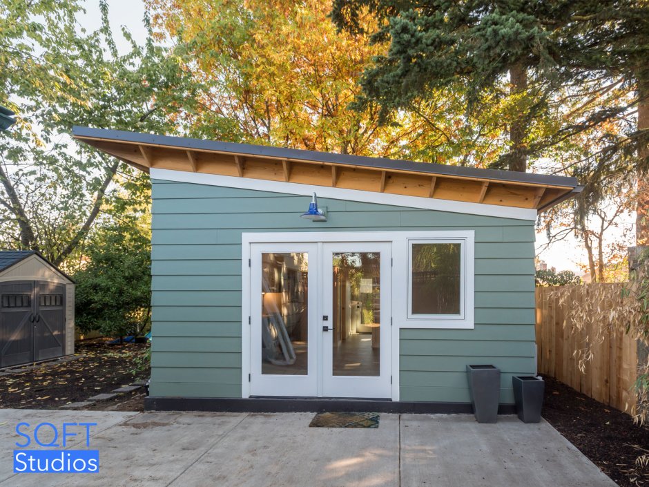 Садовый домик с односкатной крышей