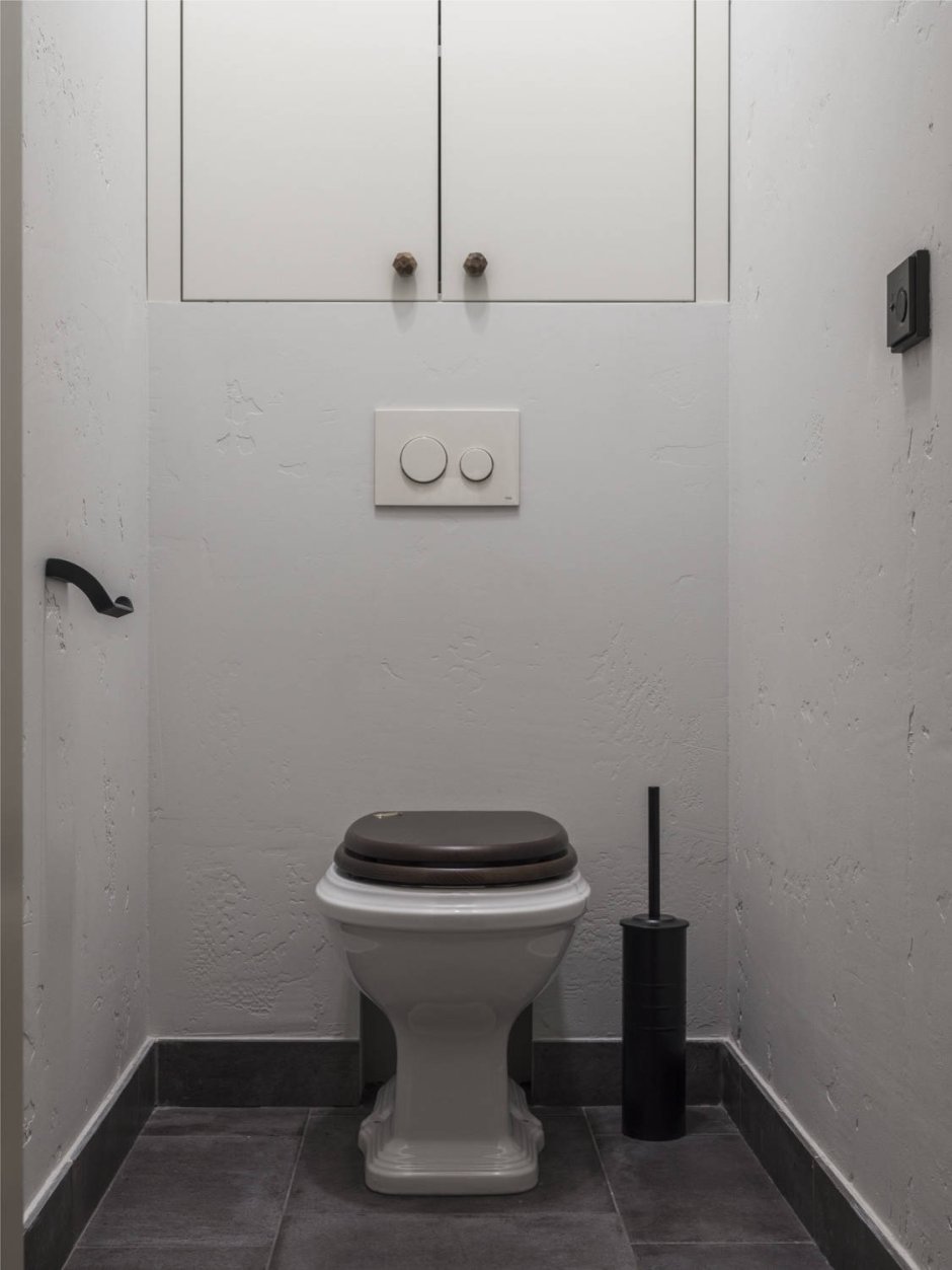 Напольный плинтус в туалете