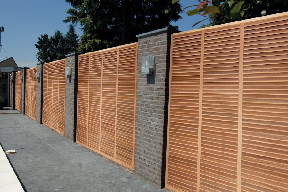 Деревянный забор эффект жалюзи из доски